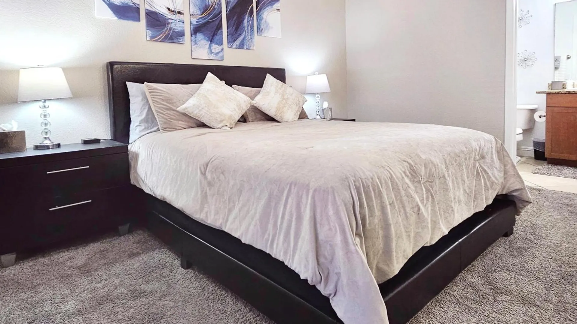 Upgraded & Stylish, Pool, Hot Tub, Walk To Strip! Apartment Las Vegas United States